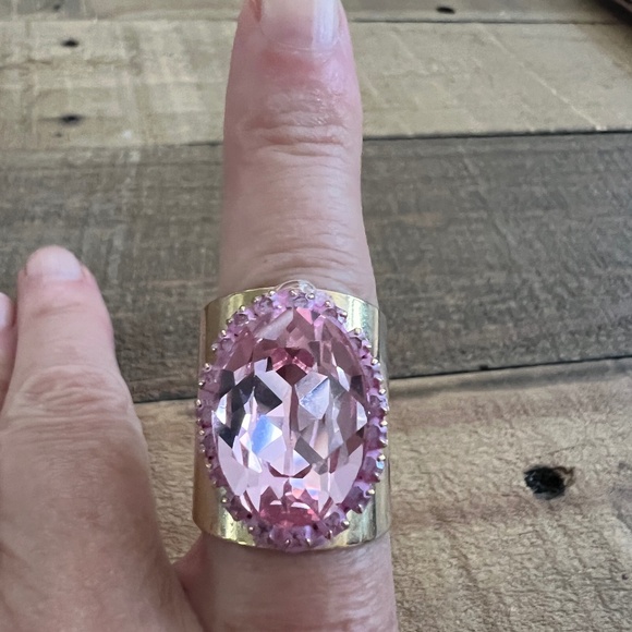 Fun gold tone ring with large pink crystal size 7 - Picture 1 of 4